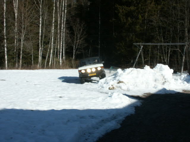 Met de Range Rover in de sneeuw spelen