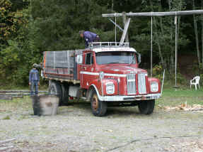Hljeboda Skolan - Vrachtwagen van Stig met hout voor de stabbur
